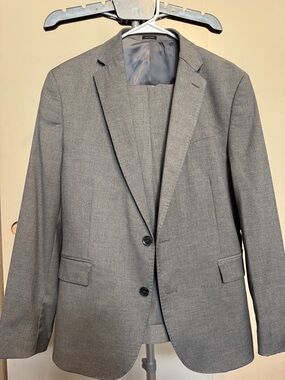 jf j.ferrar Men's Gray Two-Button Suit